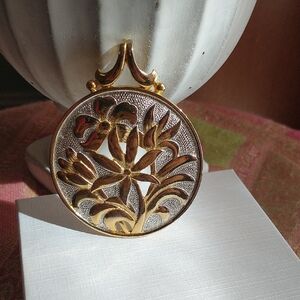 Round Gold Floral Pendant Necklace